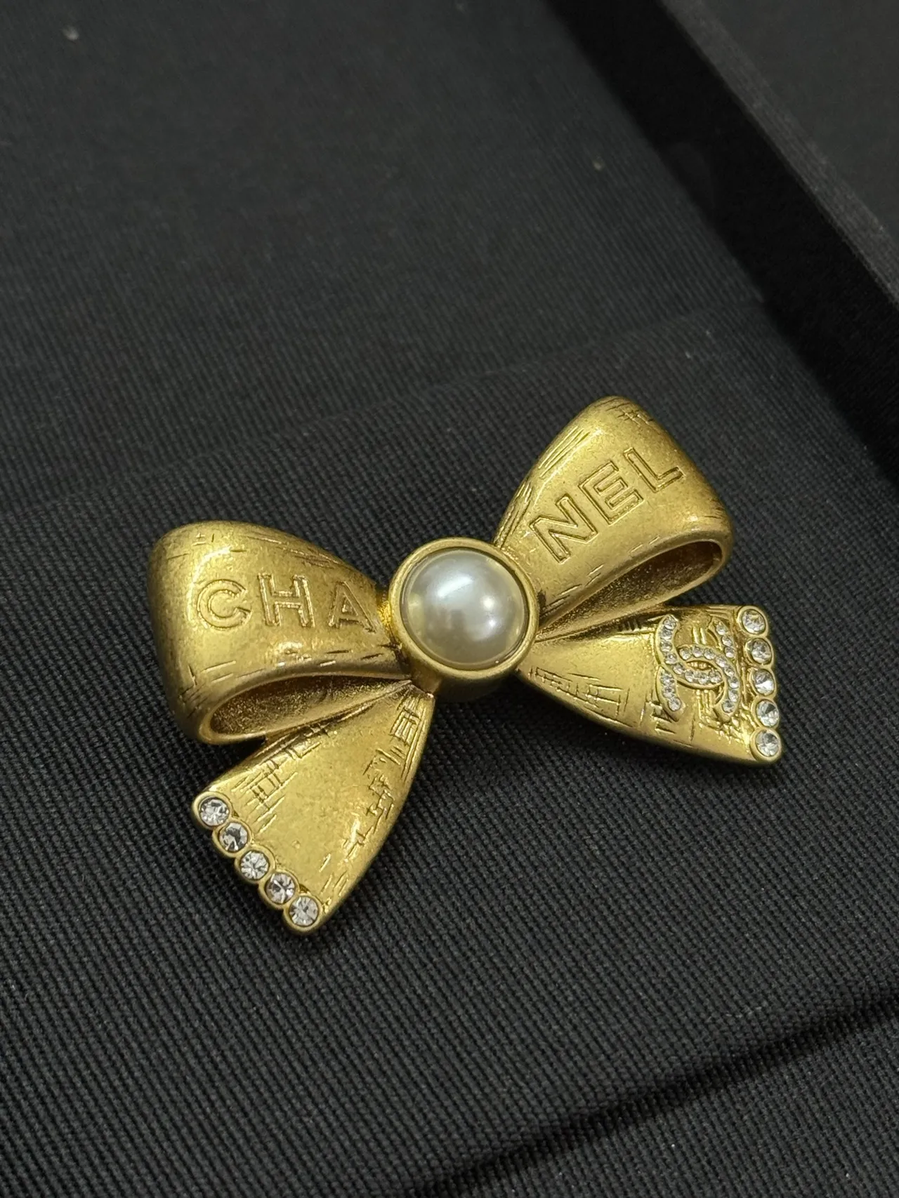 Chanel Broche Nœud Perle et Cristal Doré 3