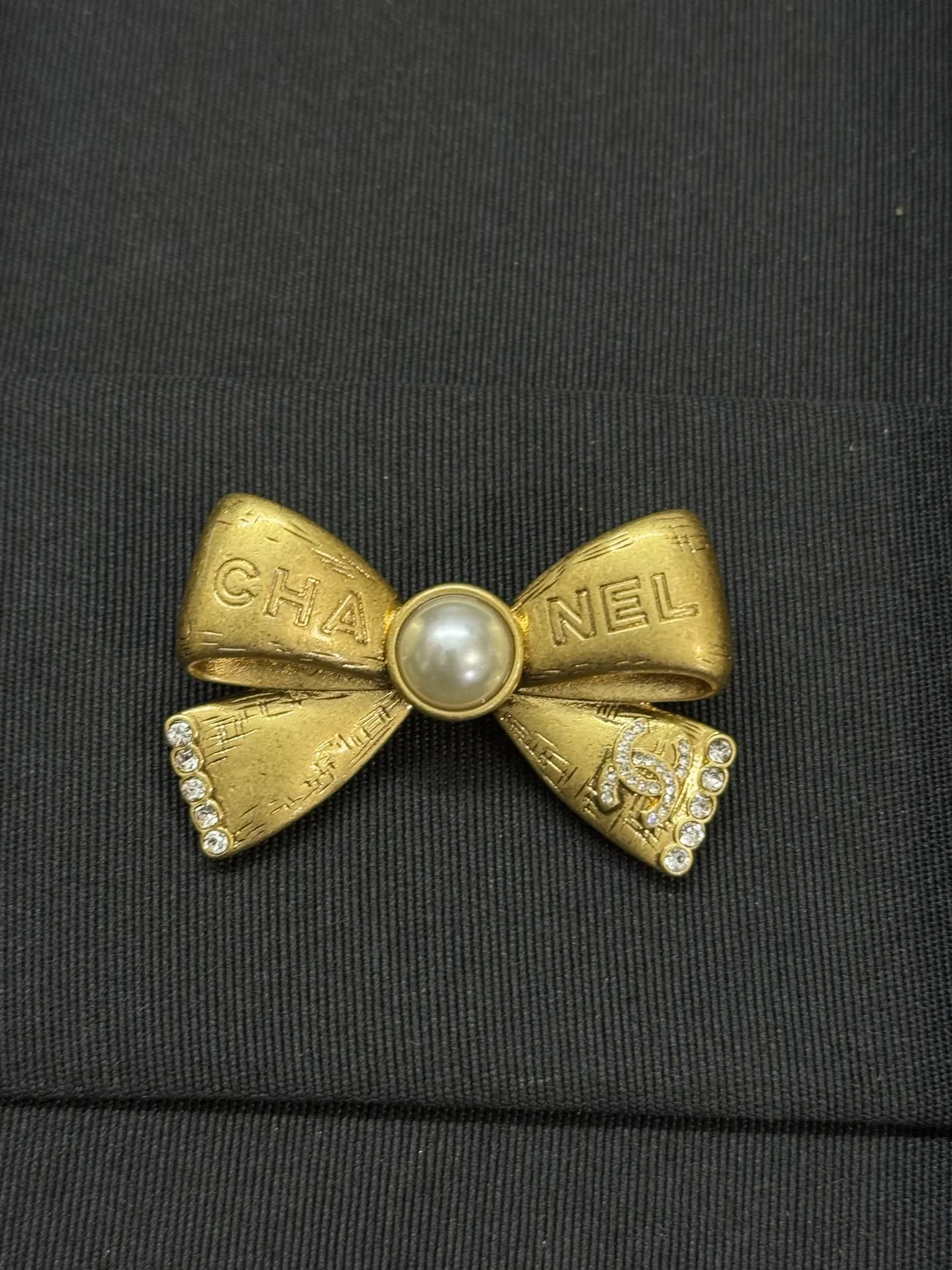 Chanel Broche Nœud Perle et Cristal Doré 4