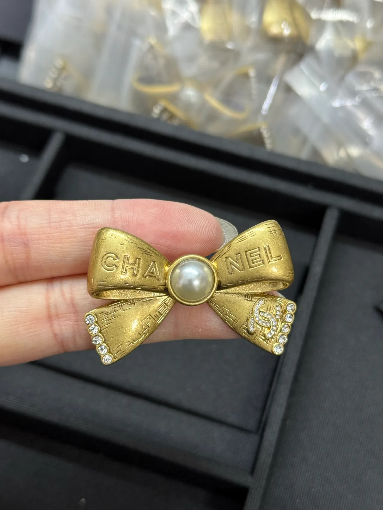 Chanel Broche Nœud Perle et Cristal Doré 5