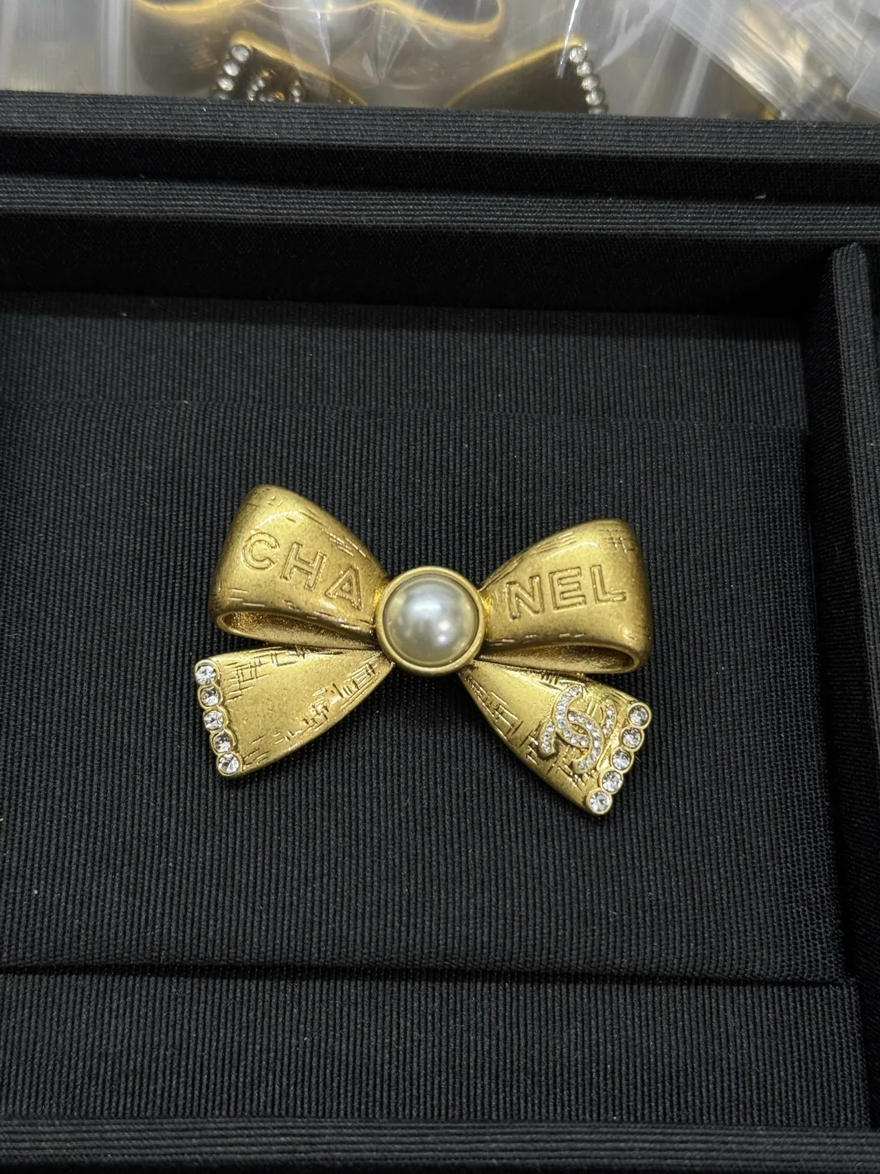 Chanel Broche Nœud Perle et Cristal Doré 6