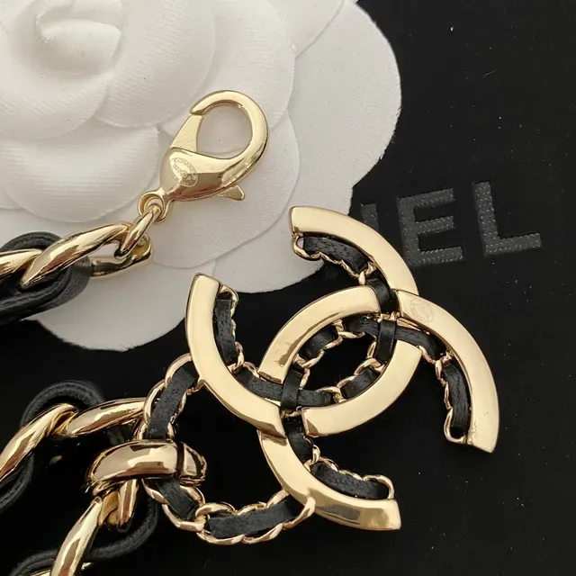 Chanel Camellia Collier en cuir tressé et chaîne 5