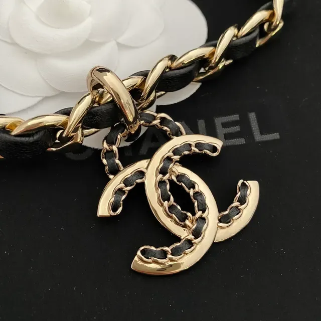 Chanel Camellia Collier en cuir tressé et chaîne 6