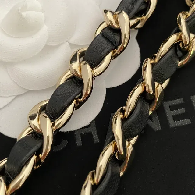 Chanel Camellia Collier en cuir tressé et chaîne 7