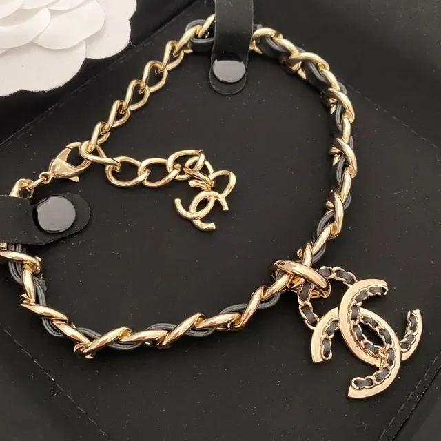 Chanel Camellia Collier en cuir tressé et chaîne 8
