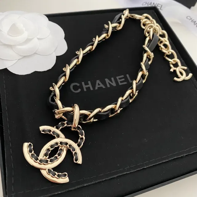 Chanel Camellia Collier en cuir tressé et chaîne 9