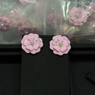 Chanel Camellia Brooch broche de esmalte rosa centro de perla broches