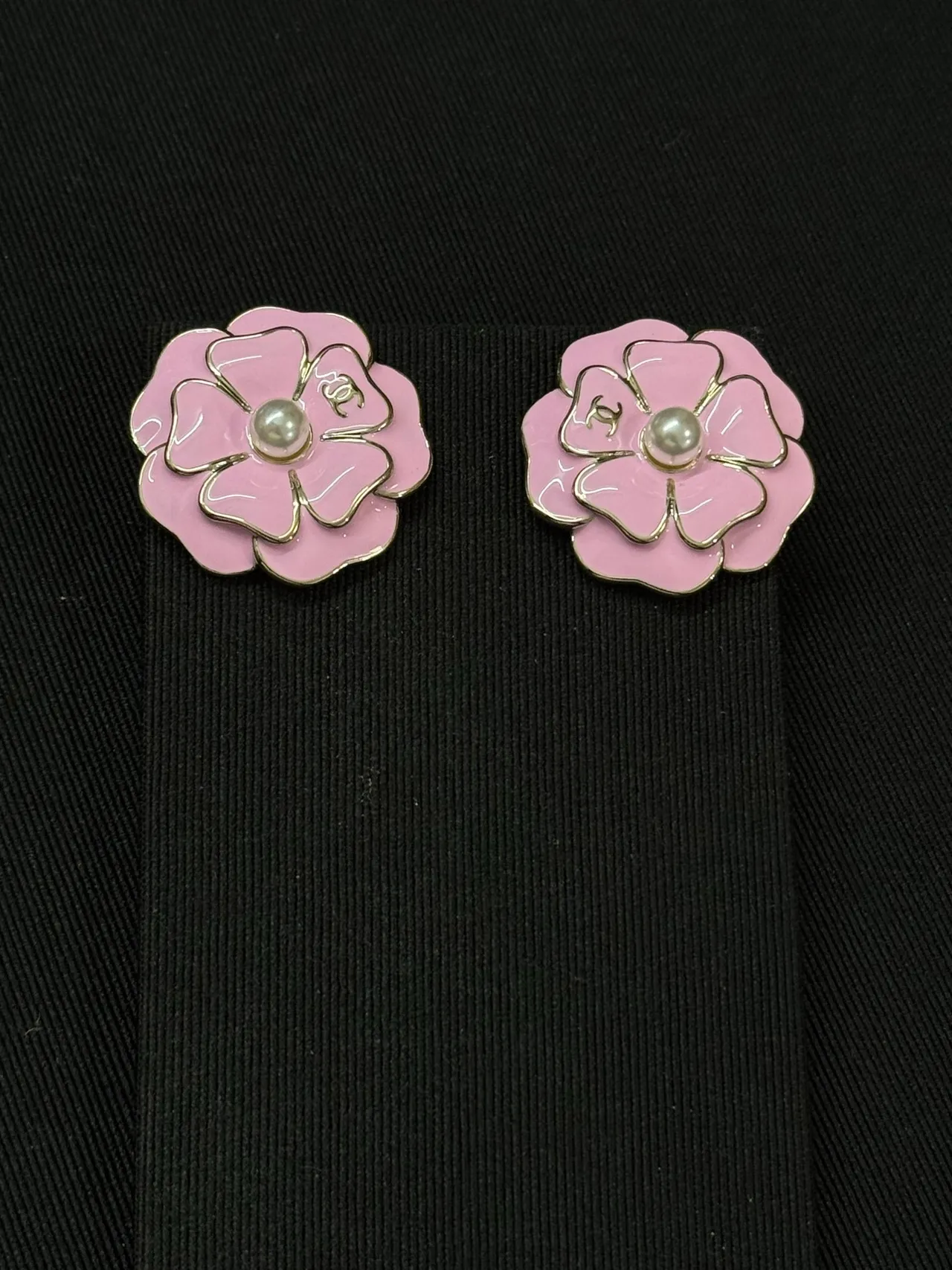 Chanel Camellia Brooch broche émail rose centre perle broches 2