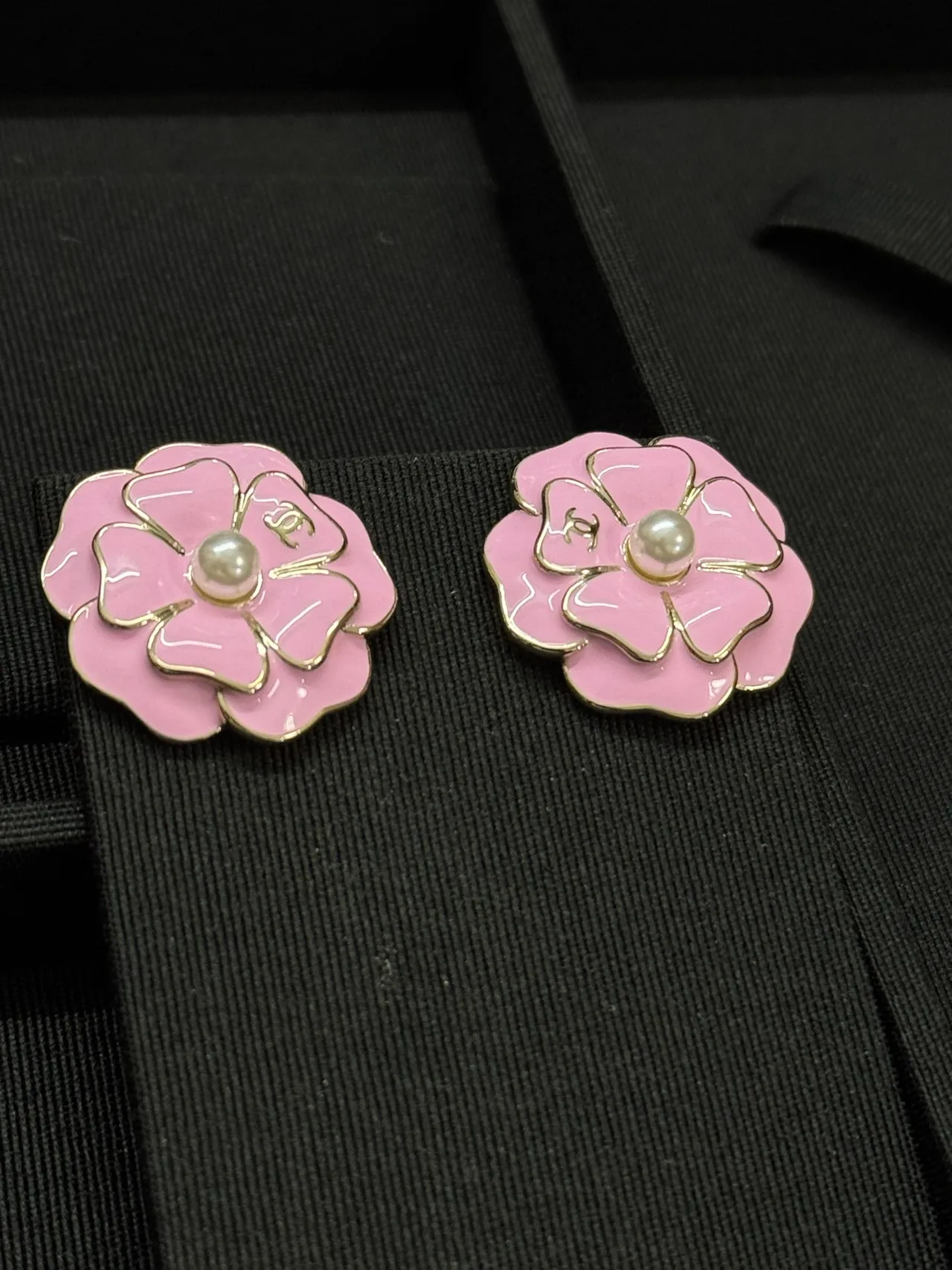 Chanel Camellia Brooch broche émail rose centre perle broches 3