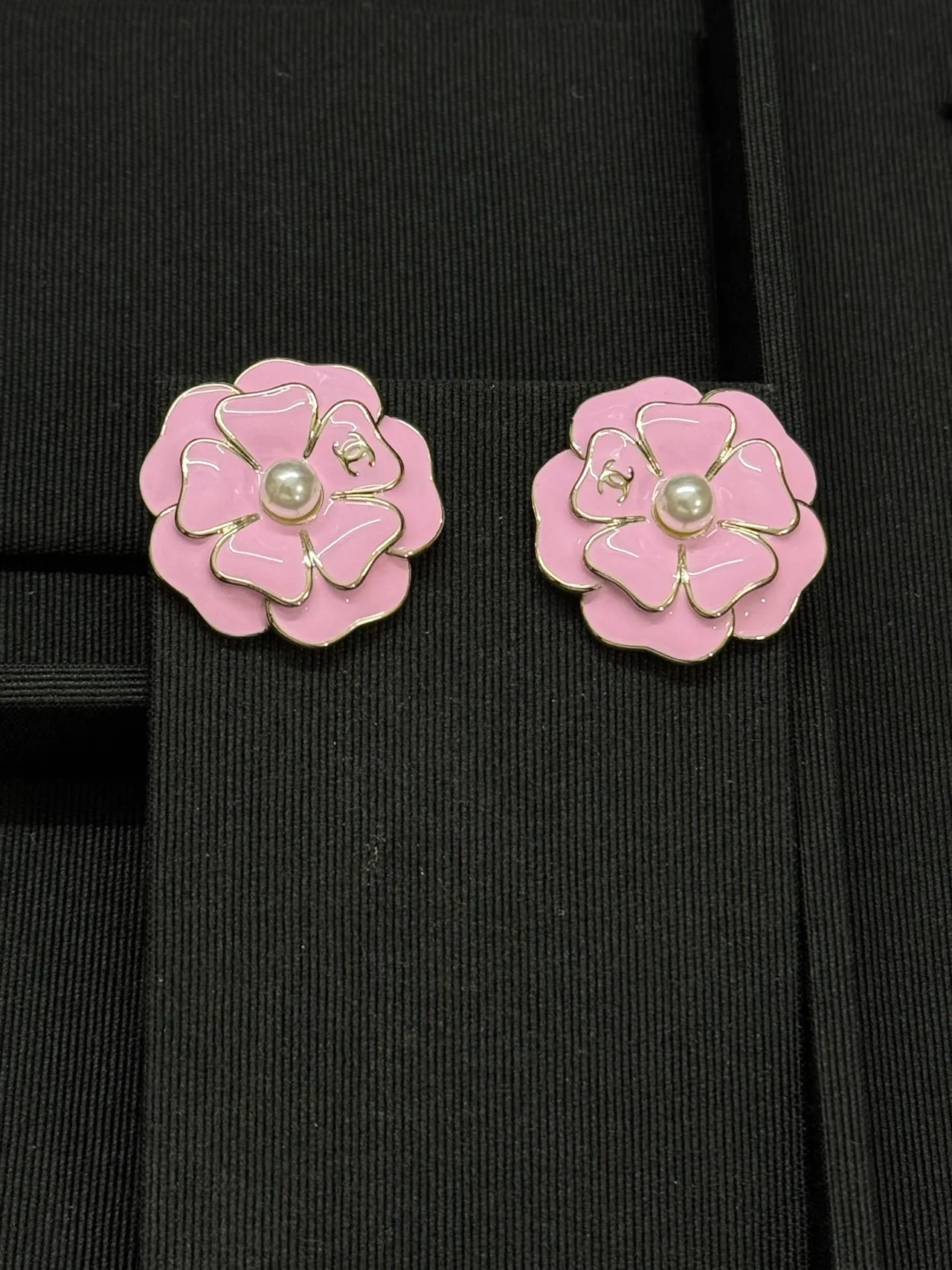 Chanel Camellia Brooch broche émail rose centre perle broches 4