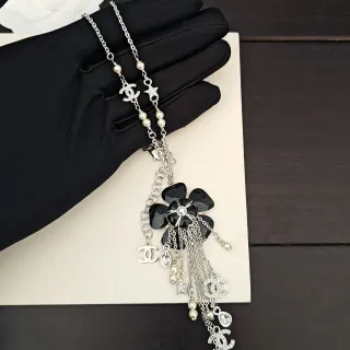 Chanel 山茶花魅力项链 黑色和银色珍珠流苏项链