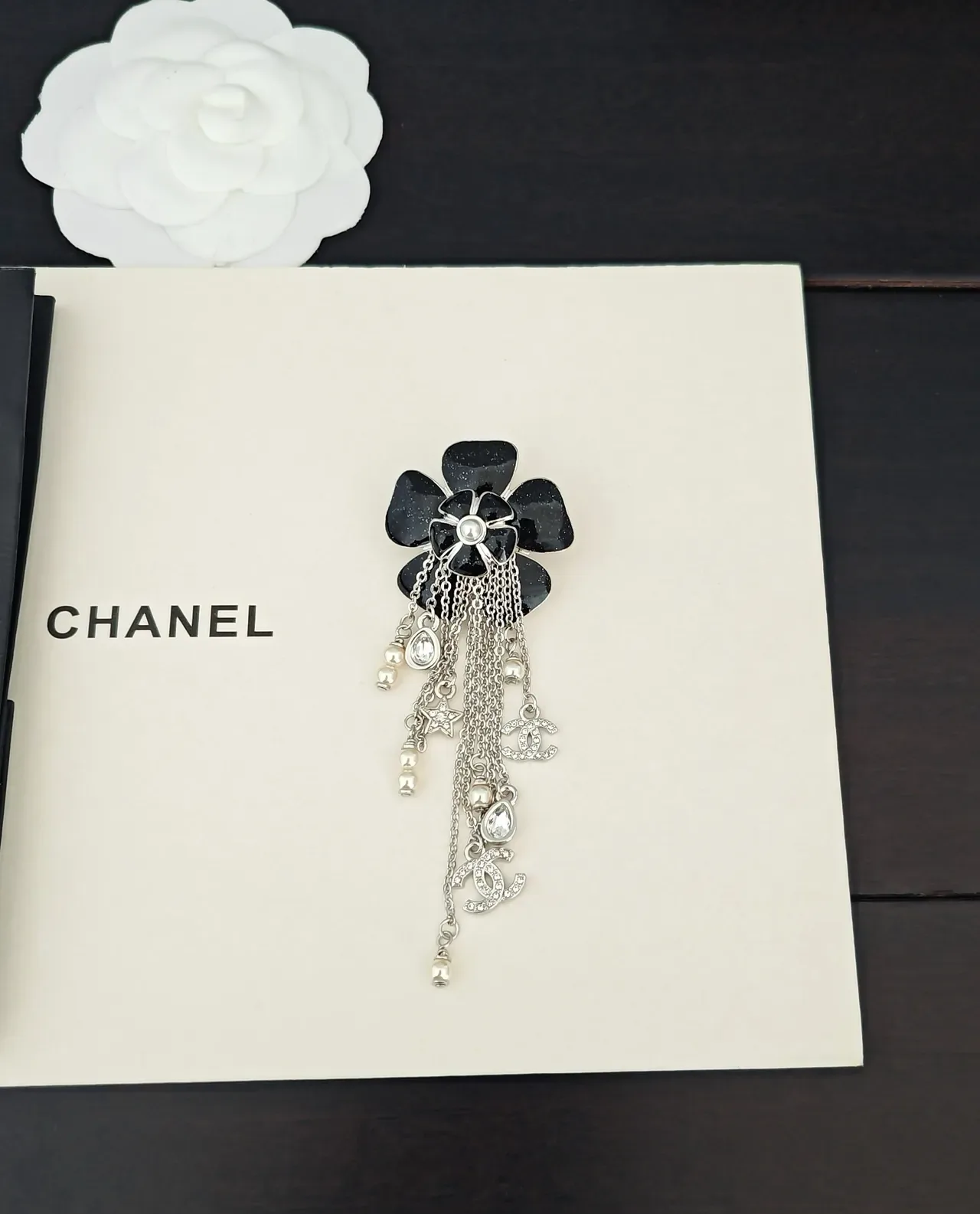 Broche Chanel Camélia Fleur Noir Émail Perle Cristal Tassel 2