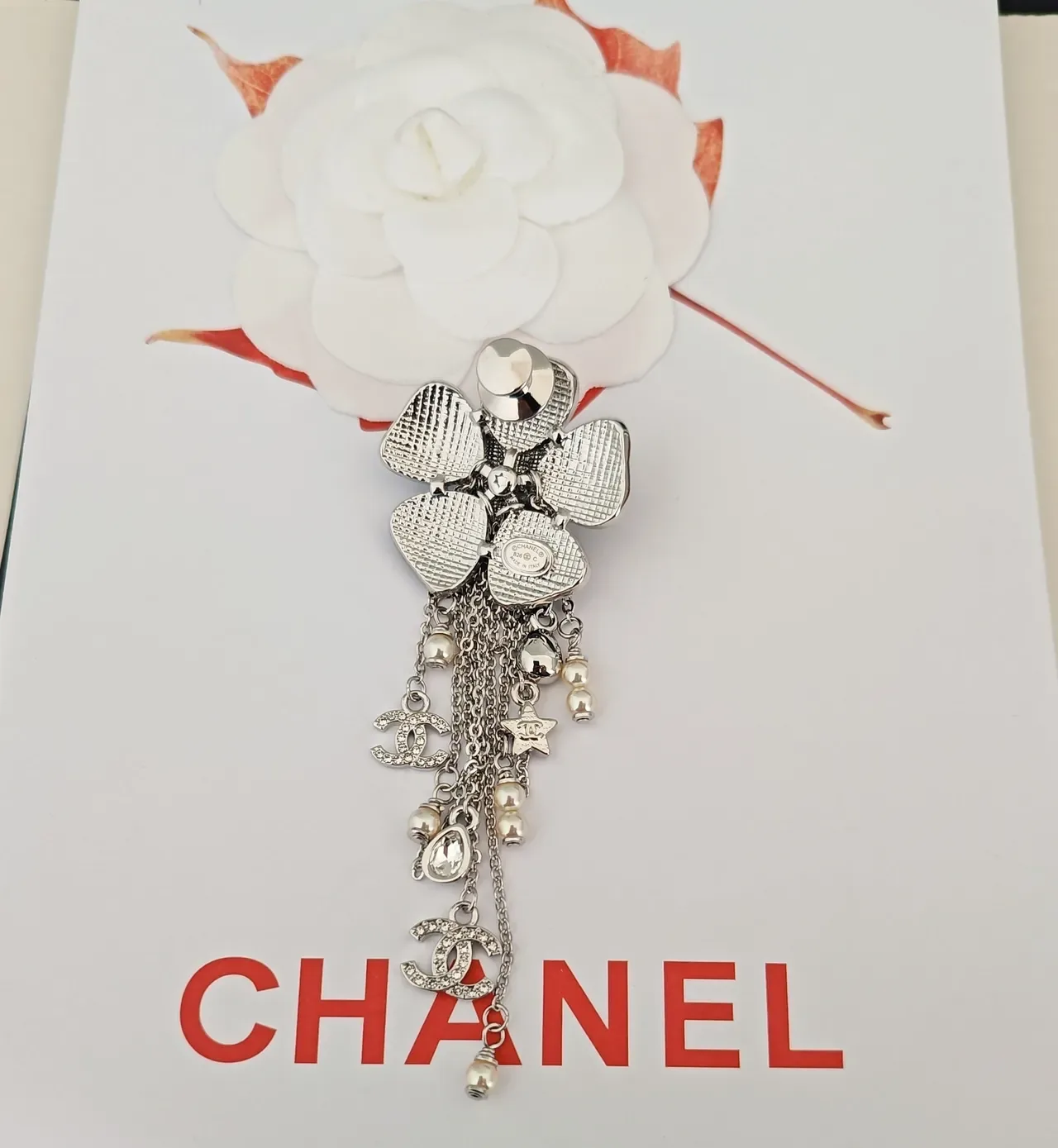 Broche Chanel Camélia Fleur Noir Émail Perle Cristal Tassel 3