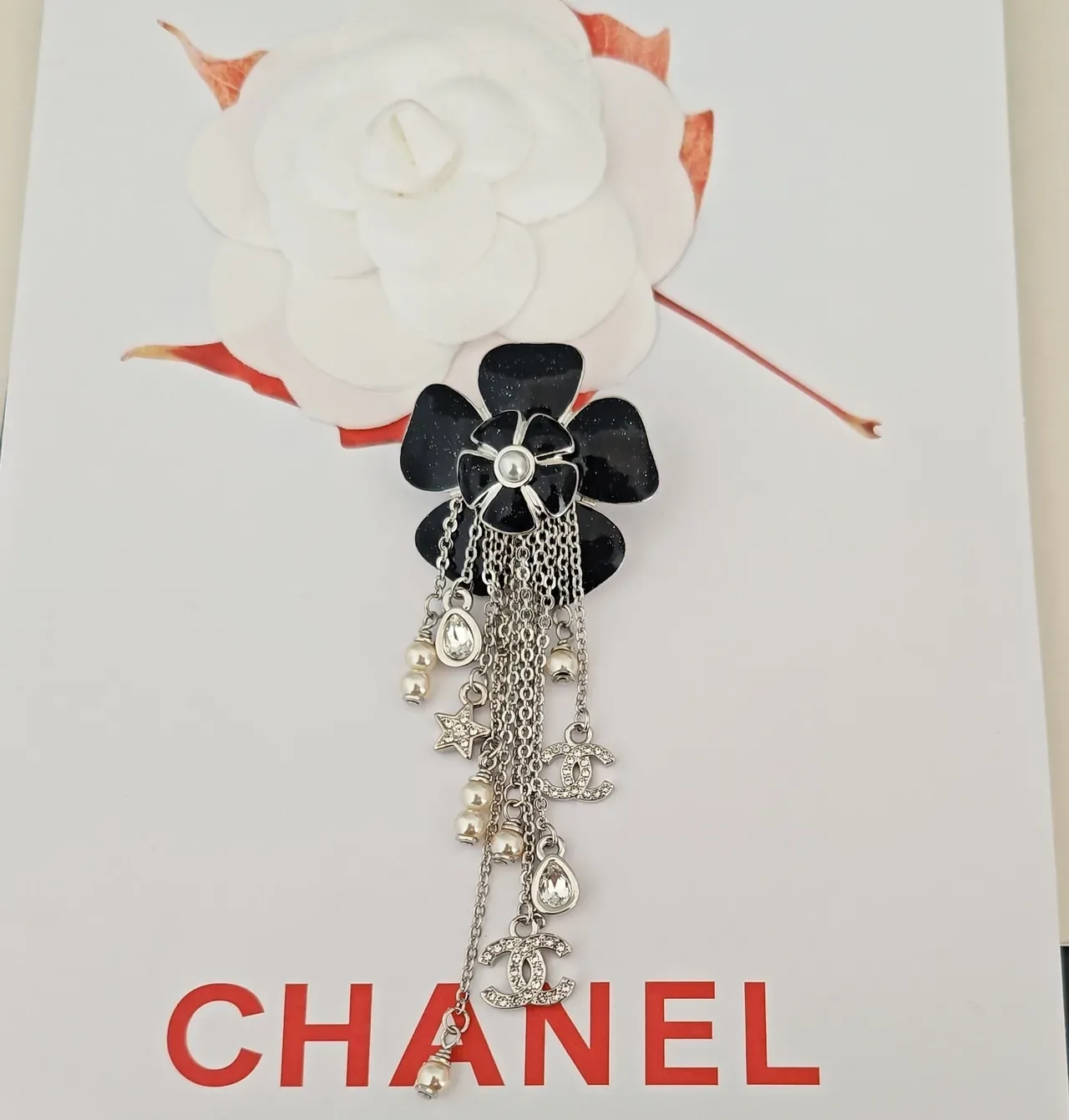 Broche Chanel Camélia Fleur Noir Émail Perle Cristal Tassel 4