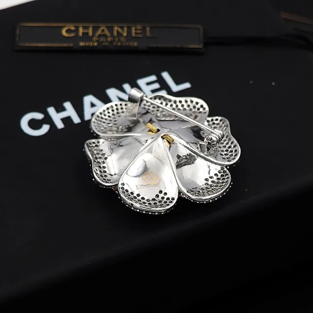 Chanel Camélia Broche de Cristais Pavé Tons de Prata 2