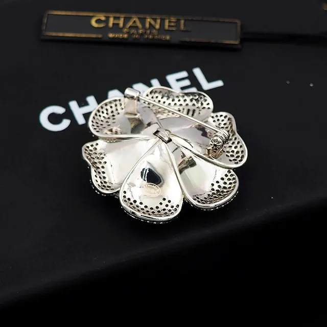Chanel Camélia Broche de Cristais Pavé Tons de Prata 4