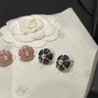 Chanel Camellia 粉色 黑色 闪光树脂花瓣 耳环