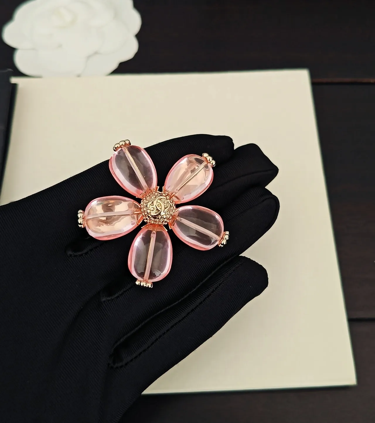 Broche Chanel Camélia Rose Résine et Dorée 2