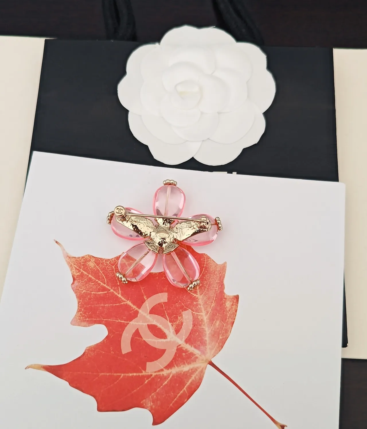 Broche Chanel Camélia Rose Résine et Dorée 3