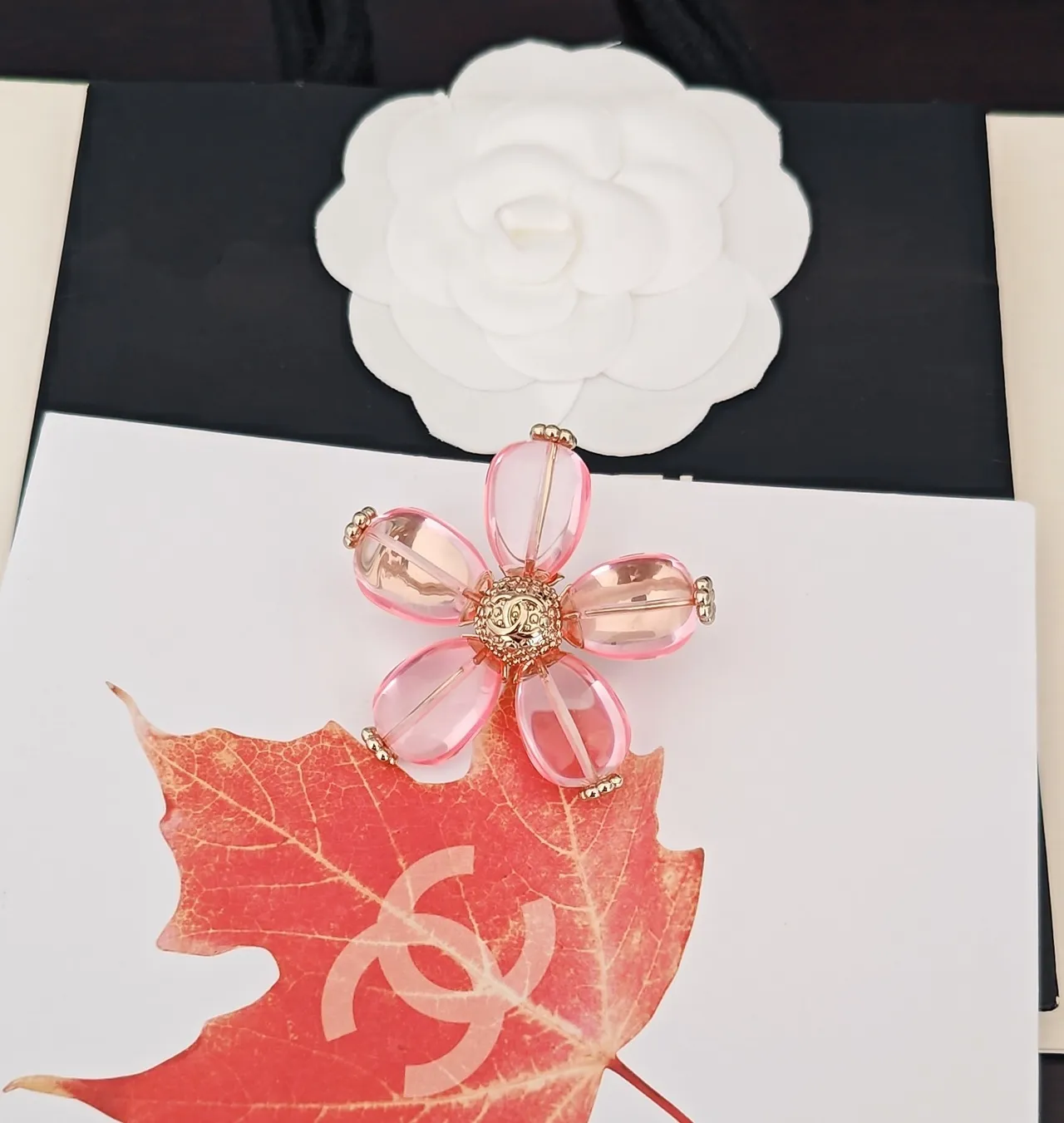 Broche Chanel Camélia Rose Résine et Dorée 4