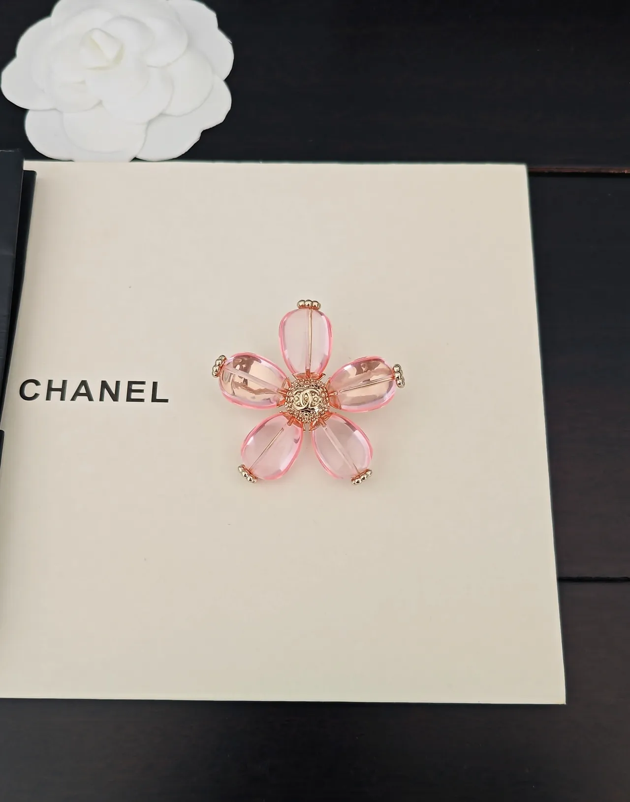 Broche Chanel Camélia Rose Résine et Dorée 5