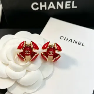 Chanel Camellia लाल सونا एनामेल पेटल कान की मूँछ