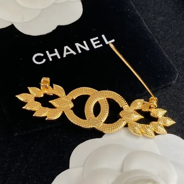 Chanel CC Broche Interlocking Logo Dourado Branco Metal 3