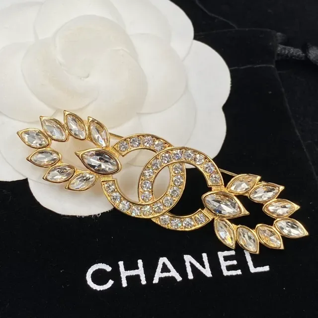 Chanel CC Broche Interlocking Logo Dourado Branco Metal 4