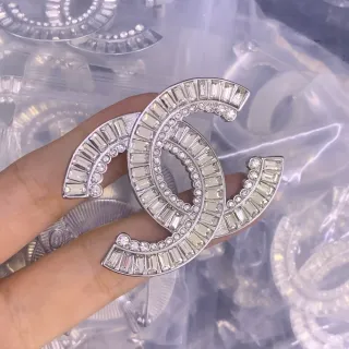 Chanel CC Broche plata transparente motivo interlocking corte baguette cristal borde broche