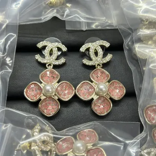 Chanel CC Logo 花卉珍珠耳环