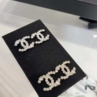 चैनल CC Logo मोती और क्रिस्टल स्टार हार्ट ईयरिंग्स