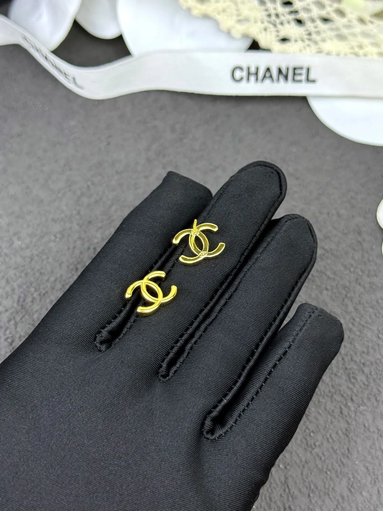 Chanel CC Logo स्टड सोने इंटरलॉकिंग पॉलिश्ड इयररिंग्स 3