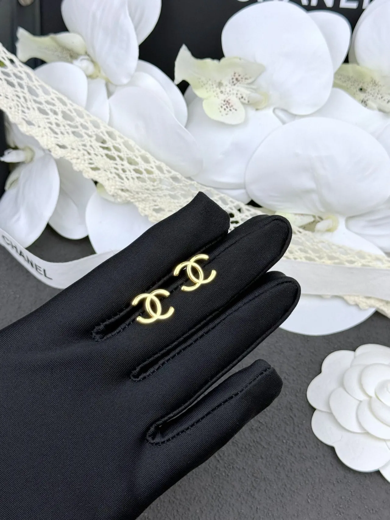 Chanel CC Logo स्टड सोने इंटरलॉकिंग पॉलिश्ड इयररिंग्स 4