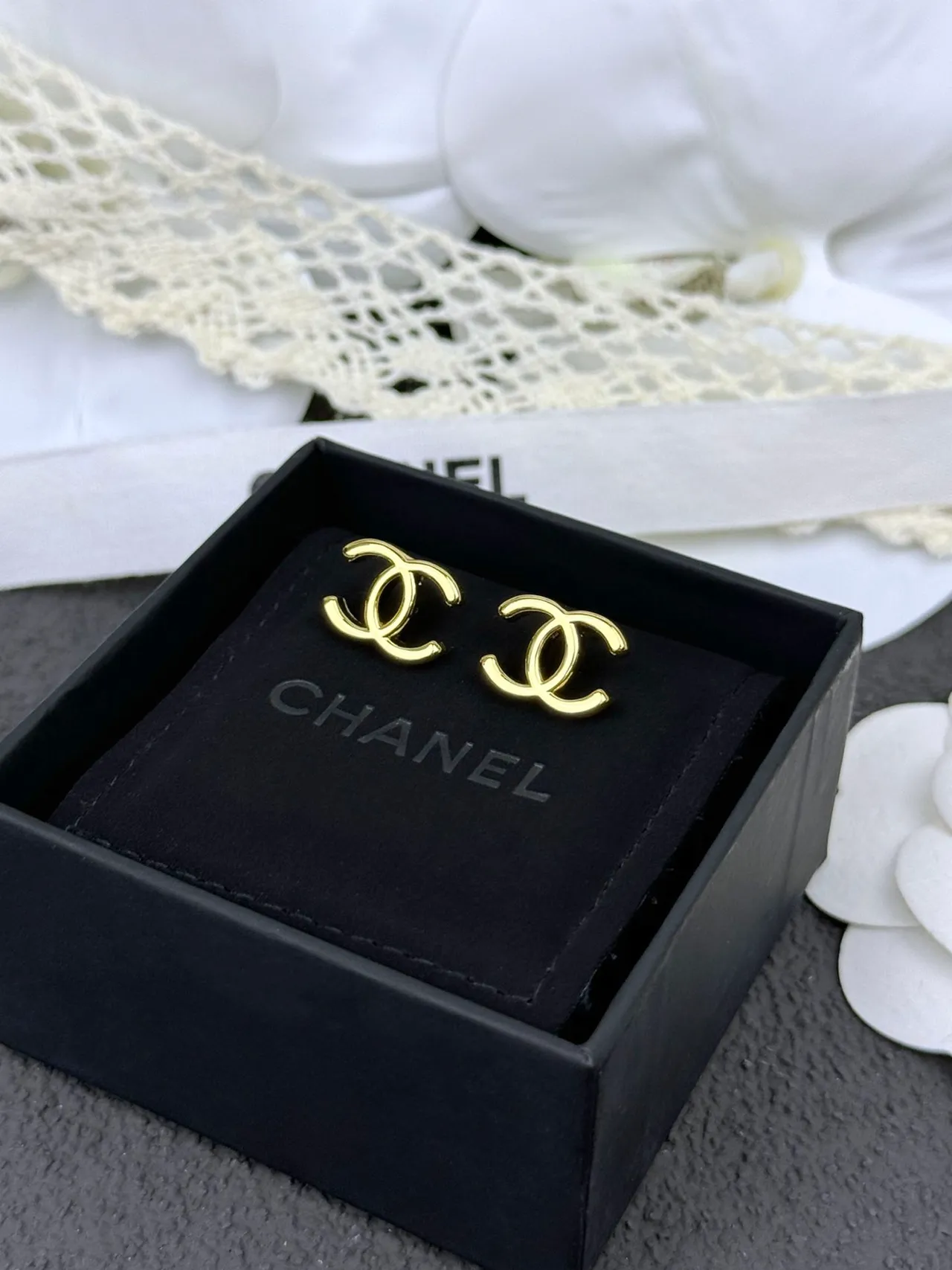 Chanel CC Logo स्टड सोने इंटरलॉकिंग पॉलिश्ड इयररिंग्स 5