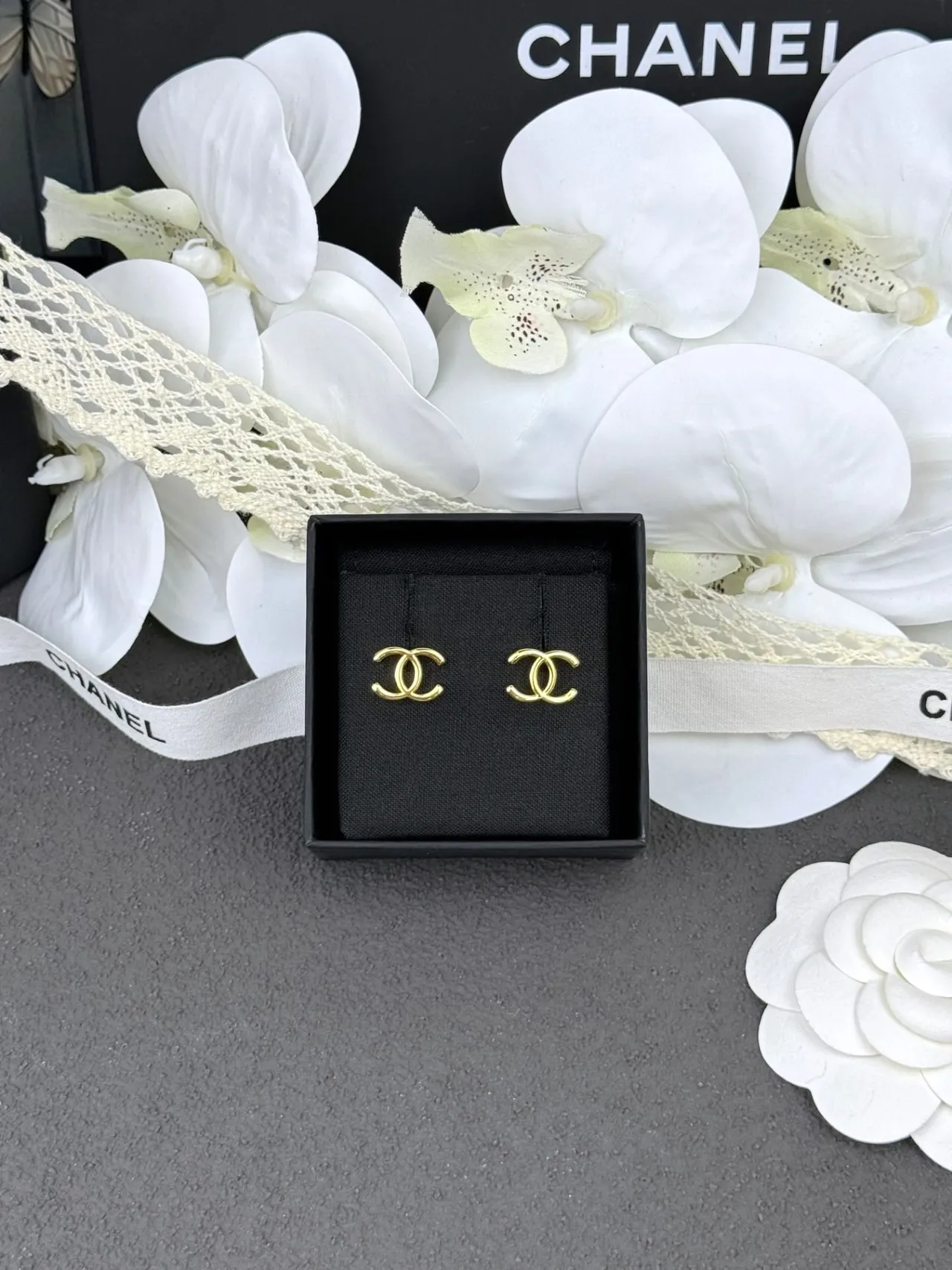 Chanel CC Logo स्टड सोने इंटरलॉकिंग पॉलिश्ड इयररिंग्स 6