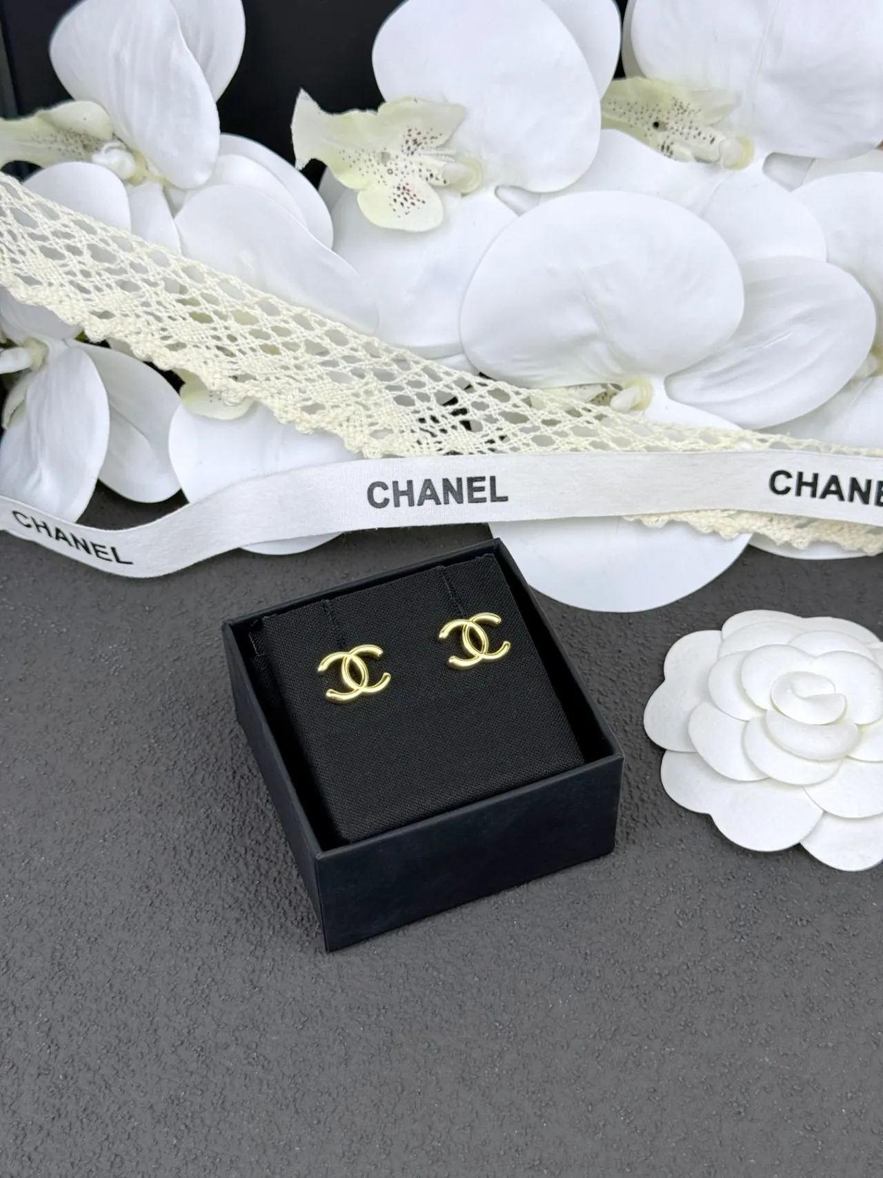 Chanel CC Logo स्टड सोने इंटरलॉकिंग पॉलिश्ड इयररिंग्स 7