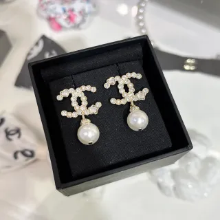 Chanel CC मोती ड्रॉप White Gold क्रिस्टल एन्क्रस्टेड Logo डैंगल ईयररिंग्स