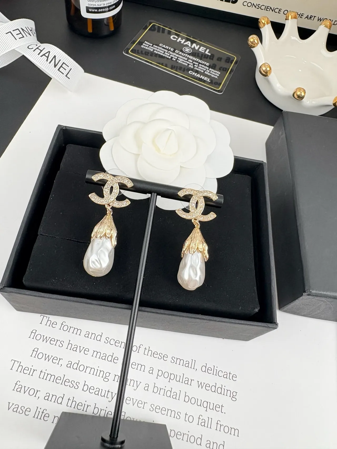 Chanel CC Aretes Perla Gota Oro Blanco Logo Pavé Barroco 2