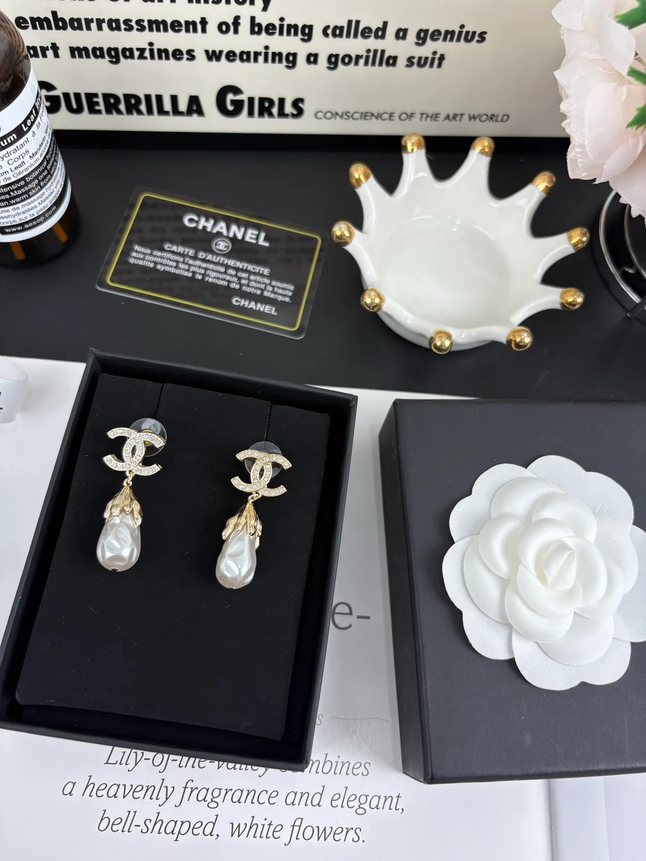Chanel CC Aretes Perla Gota Oro Blanco Logo Pavé Barroco 3