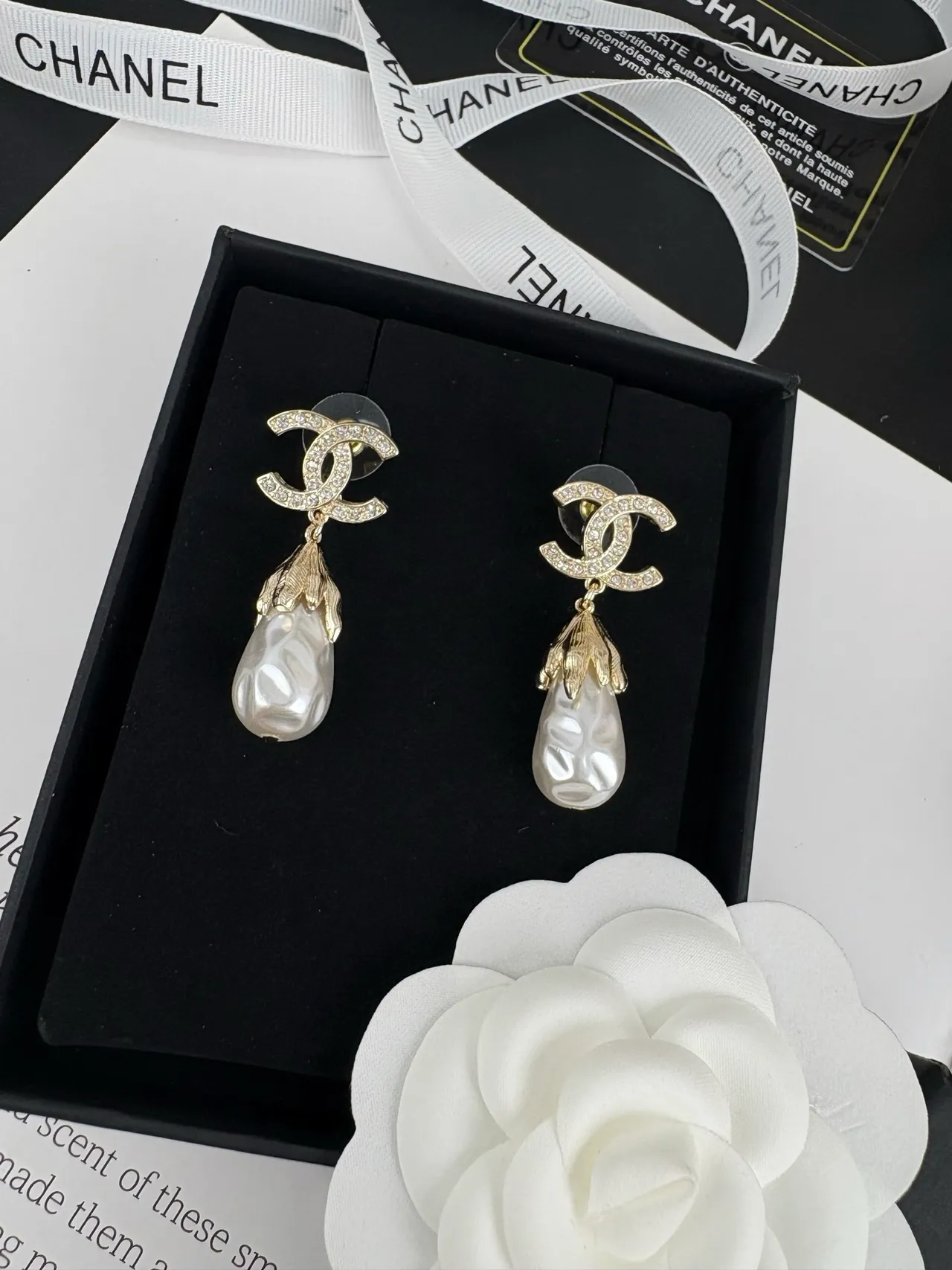 Chanel CC Aretes Perla Gota Oro Blanco Logo Pavé Barroco 4
