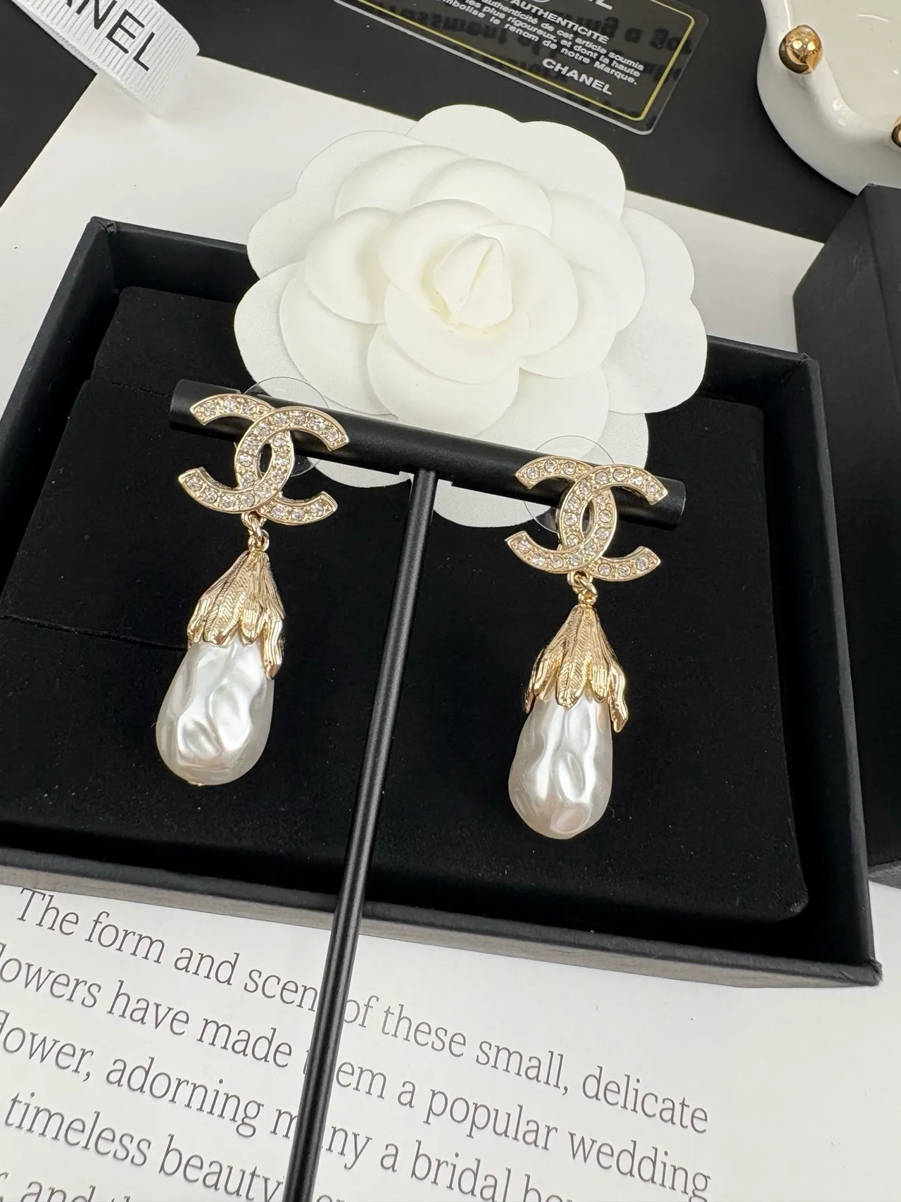 Chanel CC Aretes Perla Gota Oro Blanco Logo Pavé Barroco 5