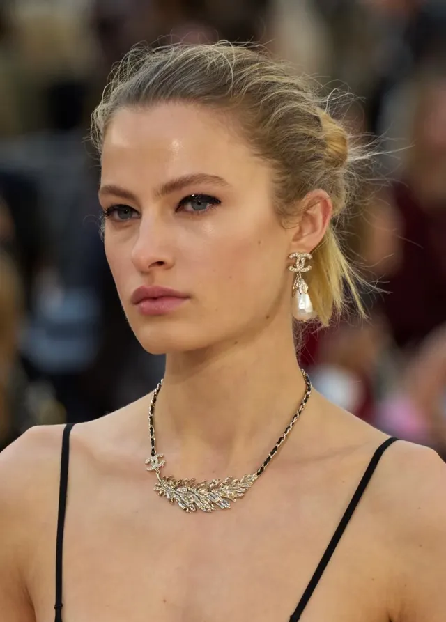 Chanel CC Aretes Perla Gota Oro Blanco Logo Pavé Barroco 6