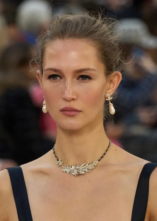 Chanel CC Aretes Perla Gota Oro Blanco Logo Pavé Barroco 7