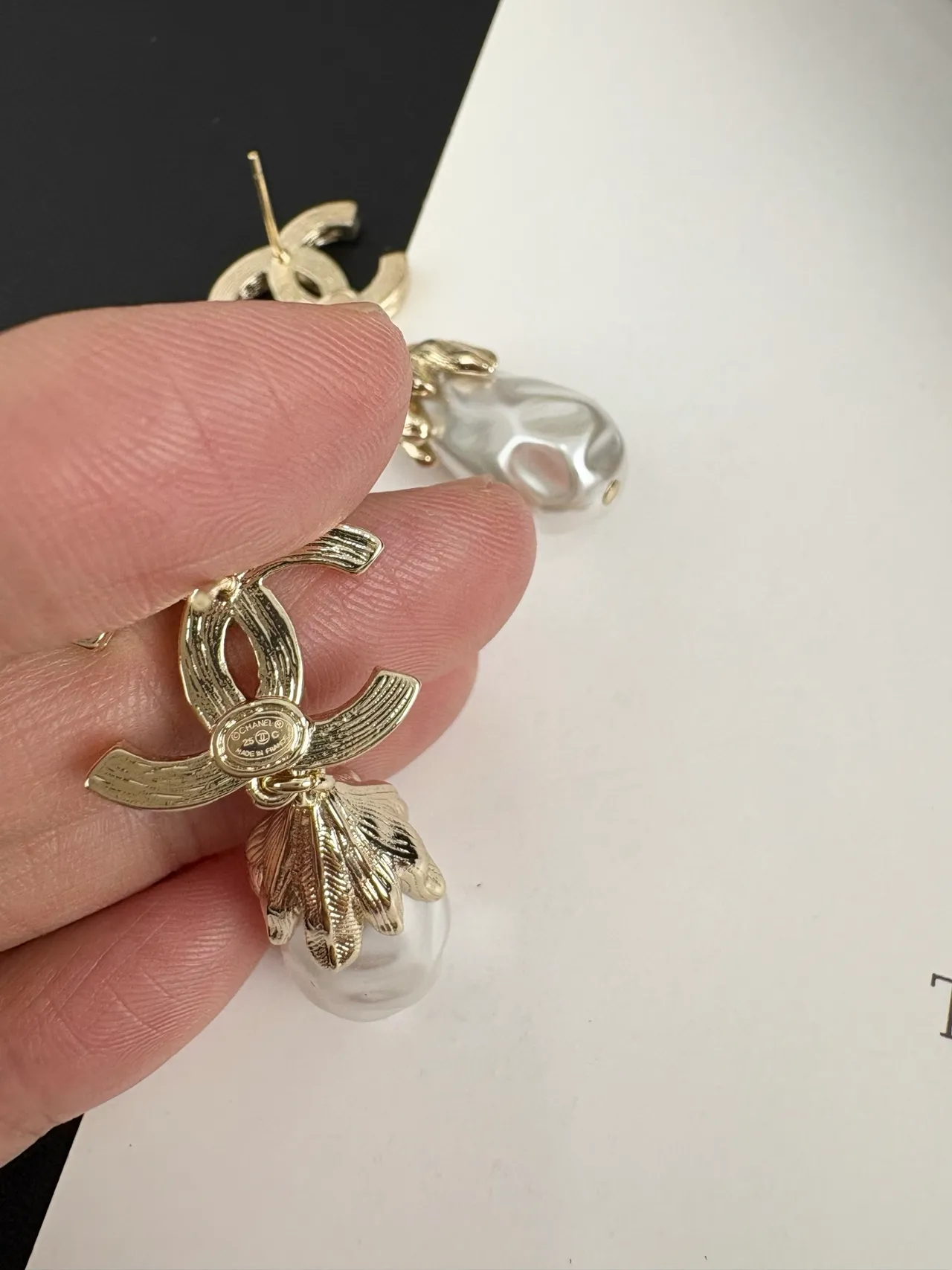 Chanel CC Aretes Perla Gota Oro Blanco Logo Pavé Barroco 8