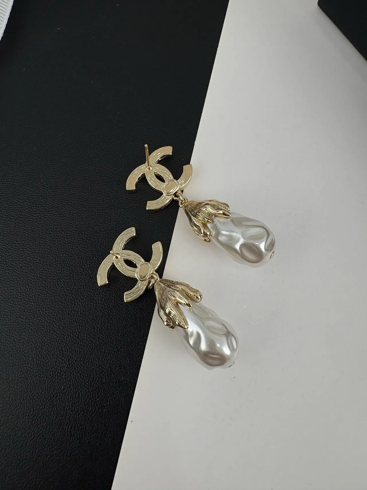 Chanel CC Aretes Perla Gota Oro Blanco Logo Pavé Barroco 9