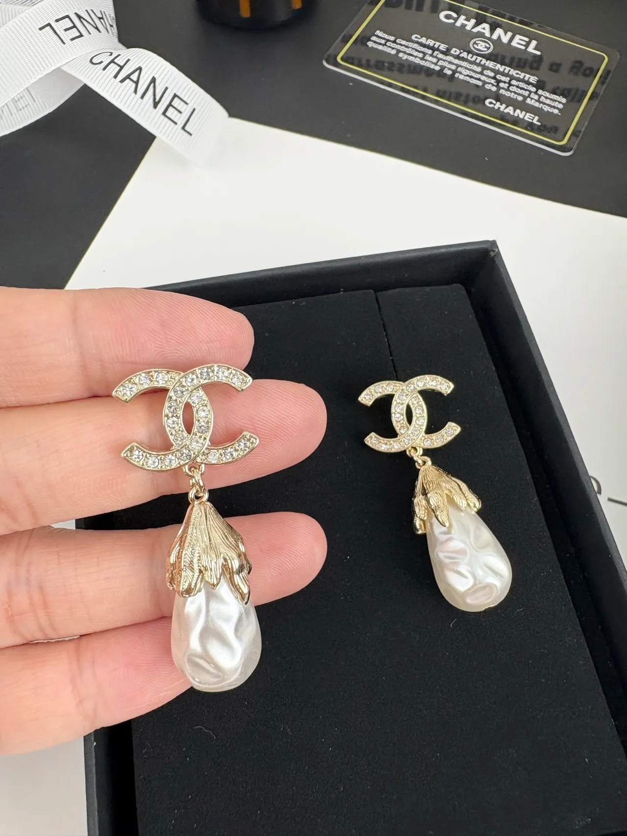 Chanel CC Aretes Perla Gota Oro Blanco Logo Pavé Barroco 12