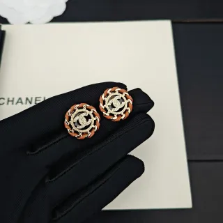 Chanel CC Stud सुनहरी भूरी चक्राकार बुनावट चमड़े की सजावट कान की मणि