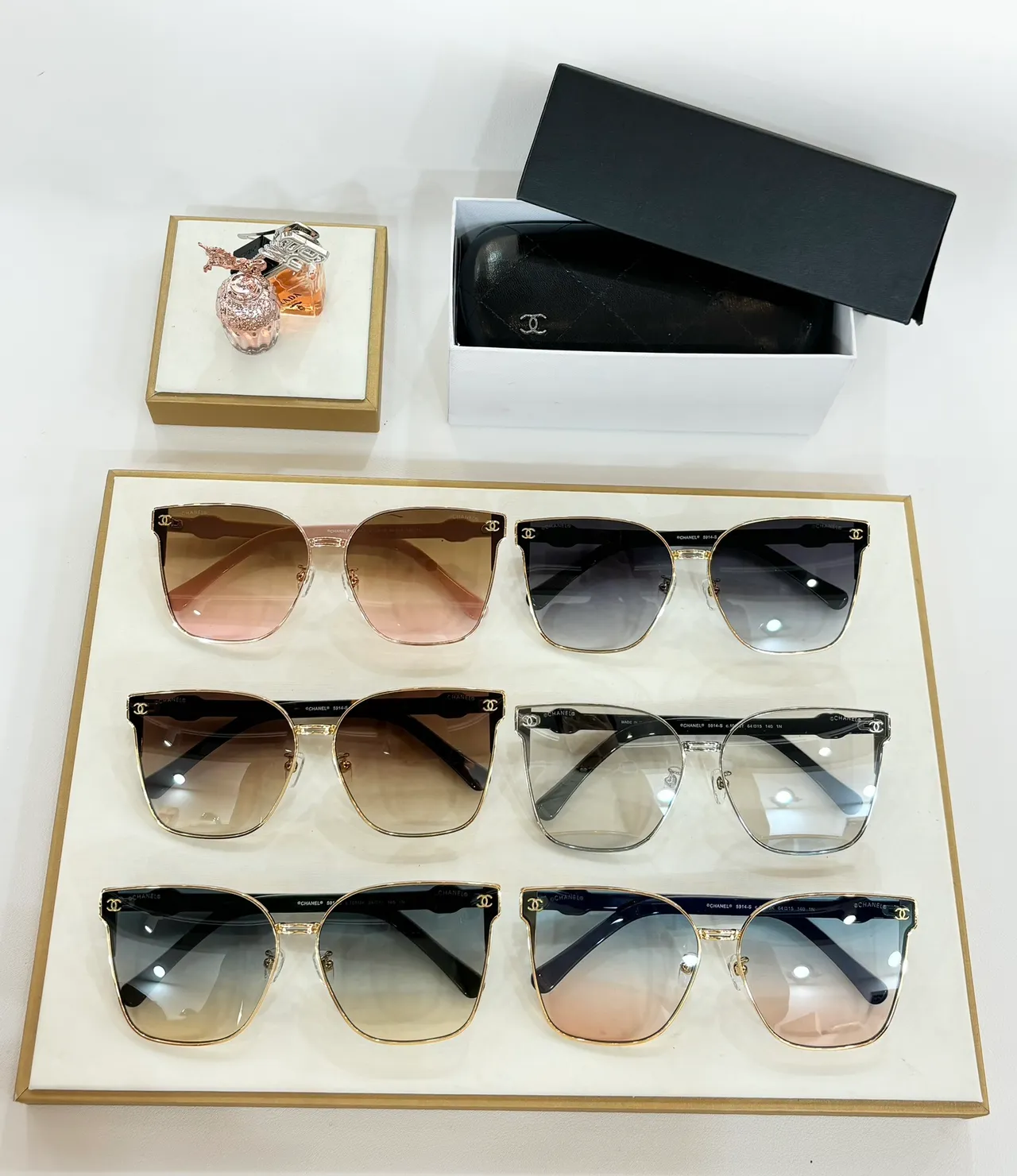 Chanel Detalhe de Elos de Corrente Azul e Dourado Óculos de Sol 3