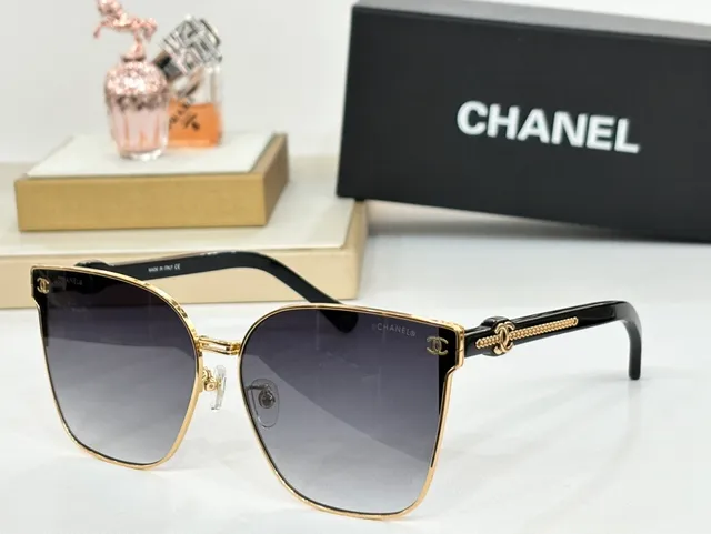 Chanel Detalhe de Elos de Corrente Azul e Dourado Óculos de Sol 4