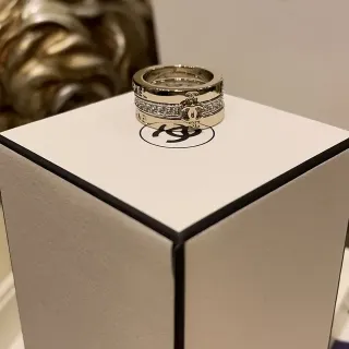Chanel Coco Crush 银色透明叠层多带 Pavé 水晶戒指