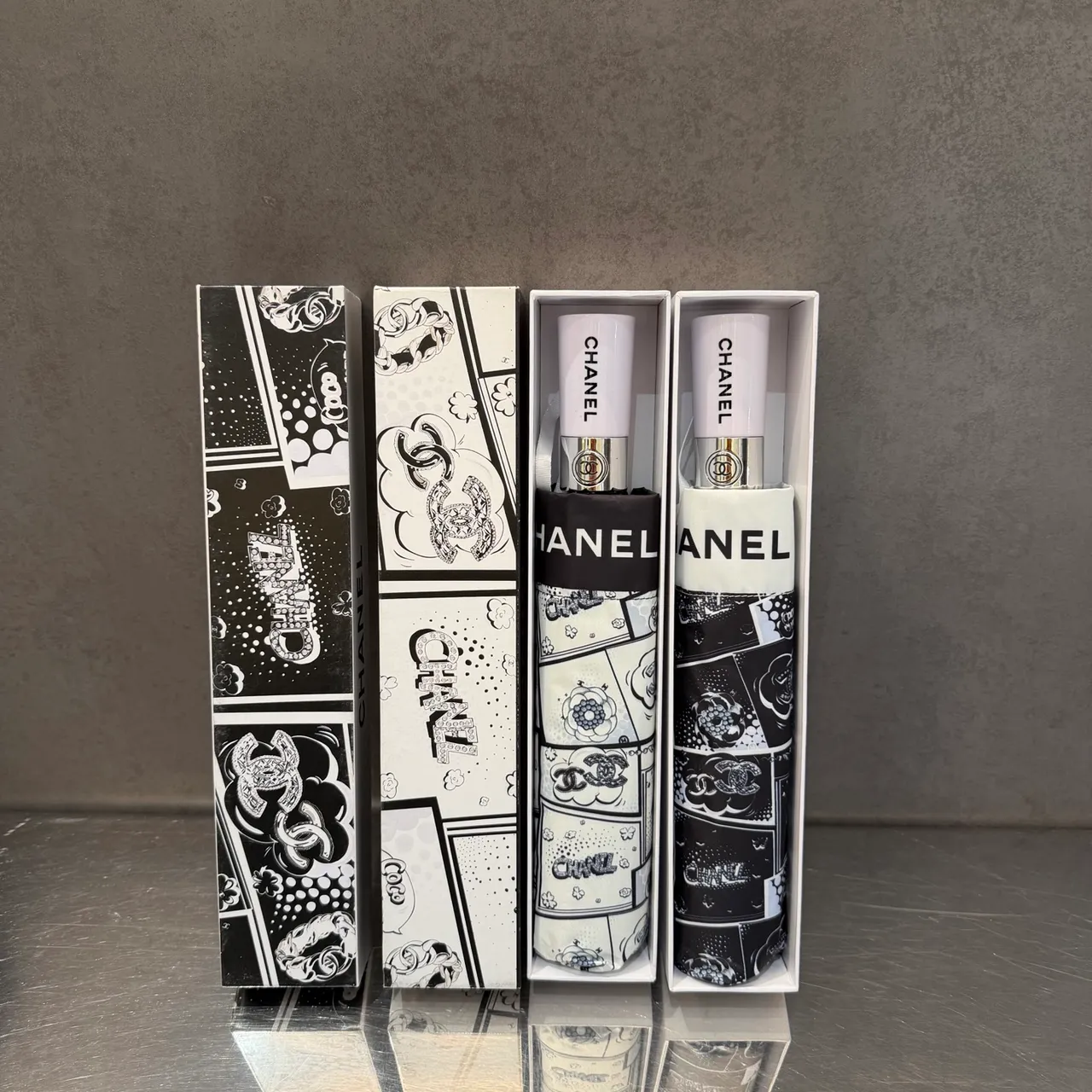 Chanel Imprimé Comic Blanc Noir Monochrome Sac à main 2